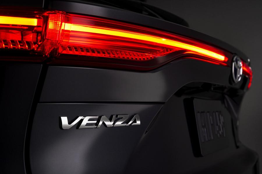 Логотип Toyota Venza Hybrid Limited 2020 года  (фото 20 из 41)